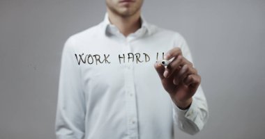 Cam üzerinde yazılı genç adam