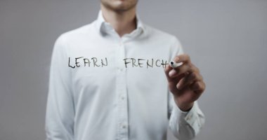 Cam üzerinde yazılı genç adam