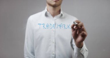 Cam üzerinde yazılı genç adam