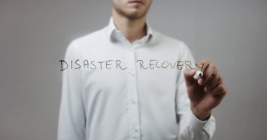 Cam üzerinde yazılı genç adam