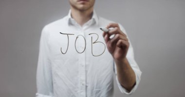 Cam üzerinde yazılı genç adam