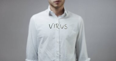 Cam üzerinde yazılı genç adam