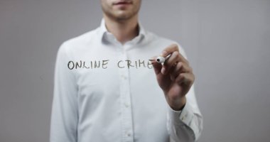 Cam üzerinde yazılı genç adam