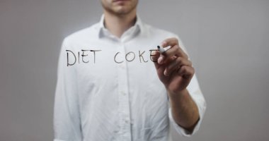 Cam üzerinde yazılı genç adam