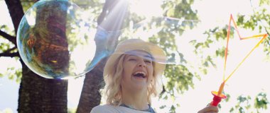 Sarışın kız sabun köpüğü üfleme