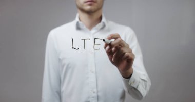 Cam üzerinde yazılı genç adam