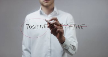 Cam üzerinde yazılı genç adam