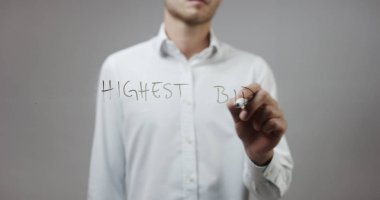 Cam üzerinde yazılı genç adam