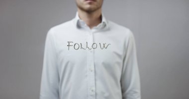 Cam üzerinde yazılı genç adam