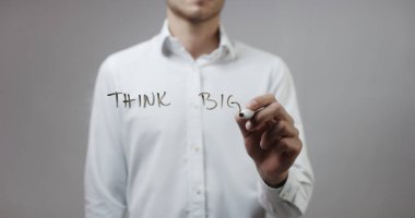 Cam üzerinde yazılı genç adam