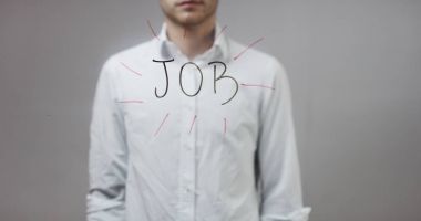 Cam üzerinde yazılı genç adam