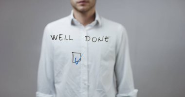 Cam üzerinde yazılı genç adam