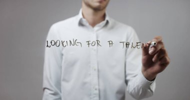 Cam üzerinde yazılı genç adam