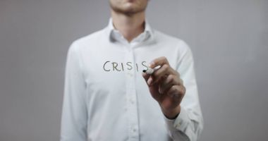 Cam üzerinde yazılı genç adam