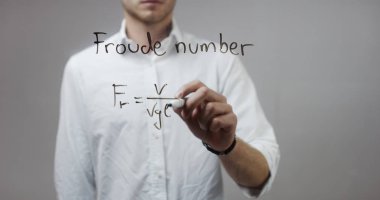 Cam üzerinde yazılı genç adam