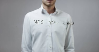 Cam üzerinde yazılı genç adam