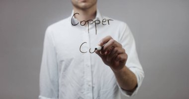 Cam üzerinde yazılı genç adam