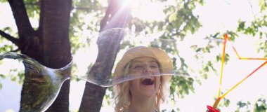 Sarışın kız sabun köpüğü üfleme