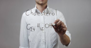 Cam üzerinde yazılı genç adam