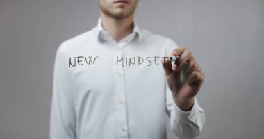 Cam üzerinde yazılı genç adam