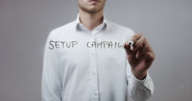 Cam üzerinde yazılı genç adam