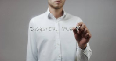 Cam üzerinde yazılı genç adam