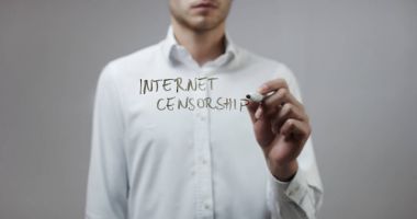 Cam üzerinde yazılı genç adam