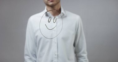 Cam üzerinde yazılı genç adam