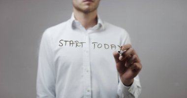 Cam üzerinde yazılı genç adam