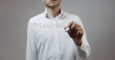 Cam üzerinde yazılı genç adam