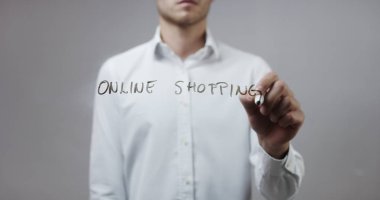 Cam üzerinde yazılı genç adam