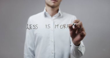 Cam üzerinde yazılı genç adam