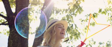 Sarışın kız sabun köpüğü üfleme