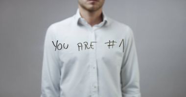 Cam üzerinde yazılı genç adam