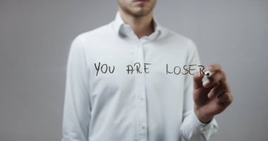 Cam üzerinde yazılı genç adam