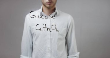 Cam üzerinde yazılı genç adam