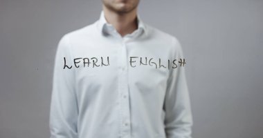 Cam üzerinde yazılı genç adam