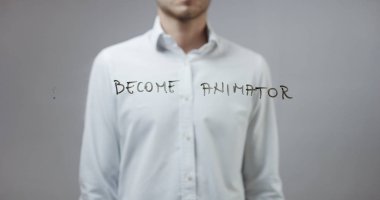 Cam üzerinde yazılı genç adam