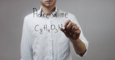 Cam üzerinde yazılı genç adam