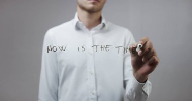 Cam üzerinde yazılı genç adam