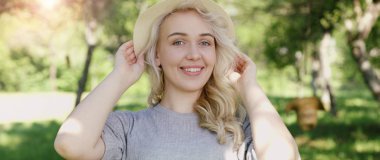 Şık genç sarışın kadın