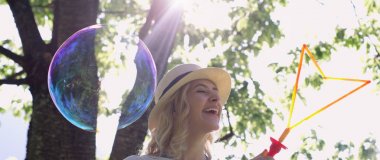 Sarışın kız sabun köpüğü üfleme