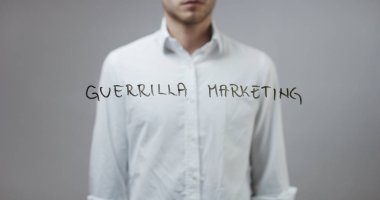 Cam üzerinde yazılı genç adam