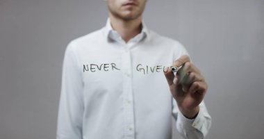 Cam üzerinde yazılı genç adam