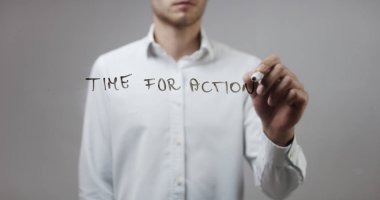 Cam üzerinde yazılı genç adam