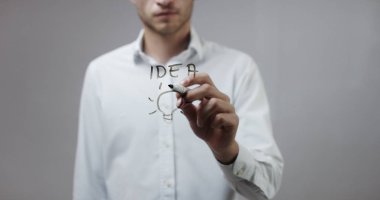 Cam üzerinde yazılı genç adam