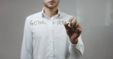 Cam üzerinde yazılı genç adam