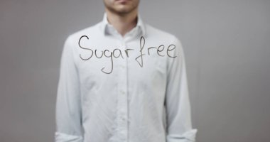 Cam üzerinde yazılı genç adam