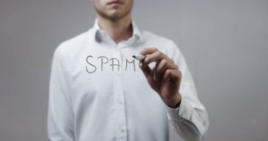 Cam üzerinde yazılı genç adam