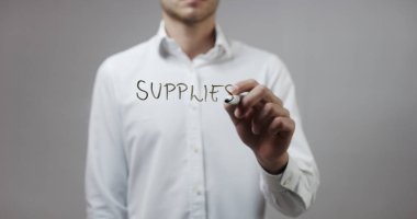 Cam üzerinde yazılı genç adam